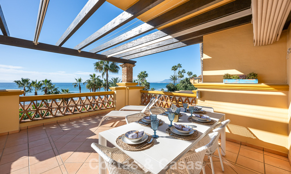 Amplio apartamento de 3 dormitorios con vistas panorámicas al mar en venta en un complejo de playa al este del centro de Marbella 774700
