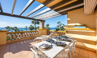 Amplio apartamento de 3 dormitorios con vistas panorámicas al mar en venta en un complejo de playa al este del centro de Marbella 774700 