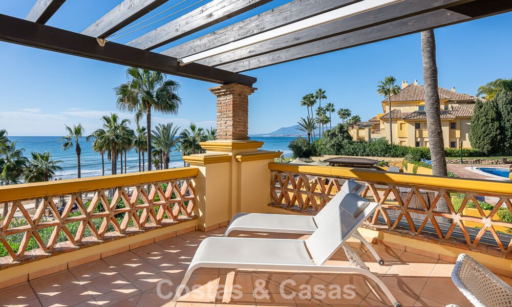 Amplio apartamento de 3 dormitorios con vistas panorámicas al mar en venta en un complejo de playa al este del centro de Marbella 774701