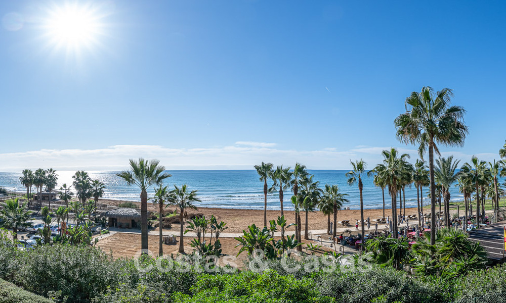 Amplio apartamento de 3 dormitorios con vistas panorámicas al mar en venta en un complejo de playa al este del centro de Marbella 774708