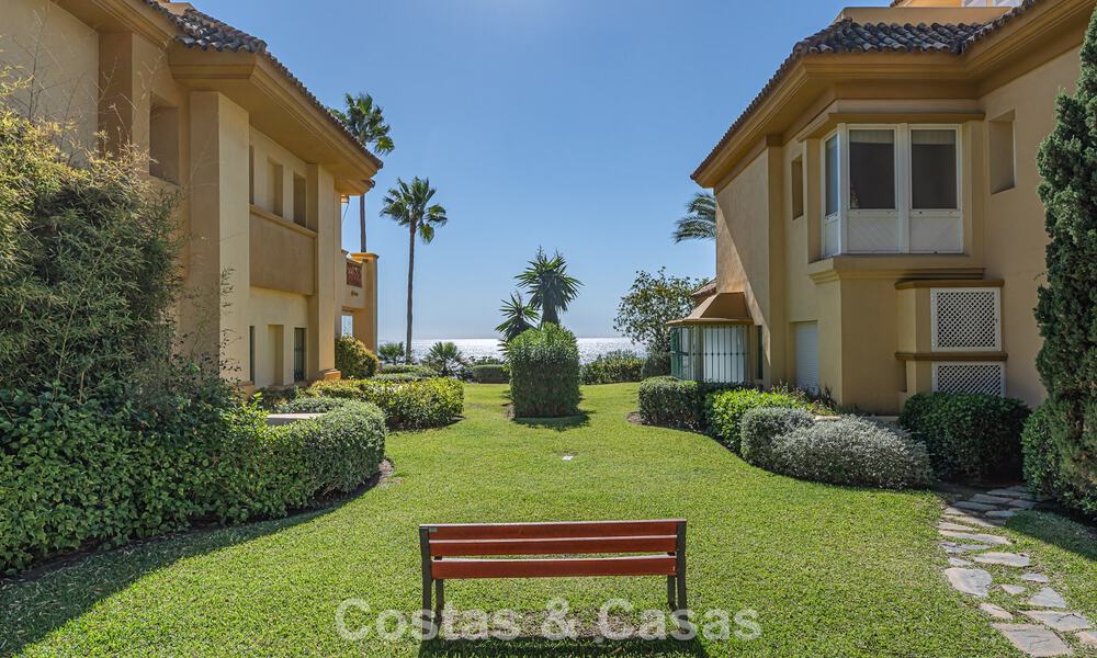 Amplio apartamento de 3 dormitorios con vistas panorámicas al mar en venta en un complejo de playa al este del centro de Marbella 774721