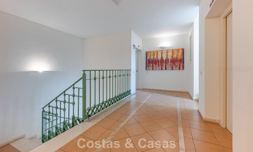 Amplio apartamento de 3 dormitorios con vistas panorámicas al mar en venta en un complejo de playa al este del centro de Marbella 774724