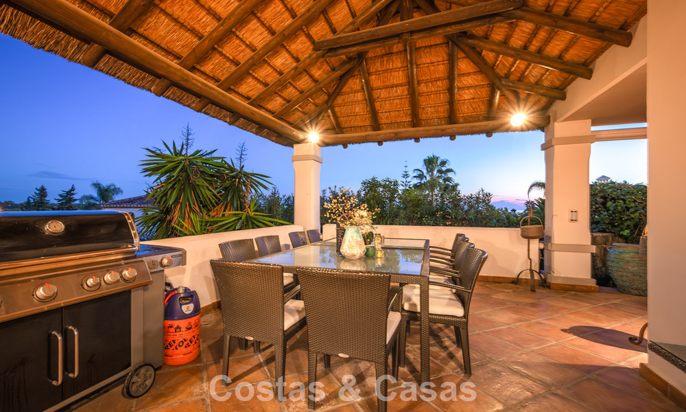 Preciosa villa de estilo español con impresionantes vistas al mar en venta en Elviria, Marbella Este 774807