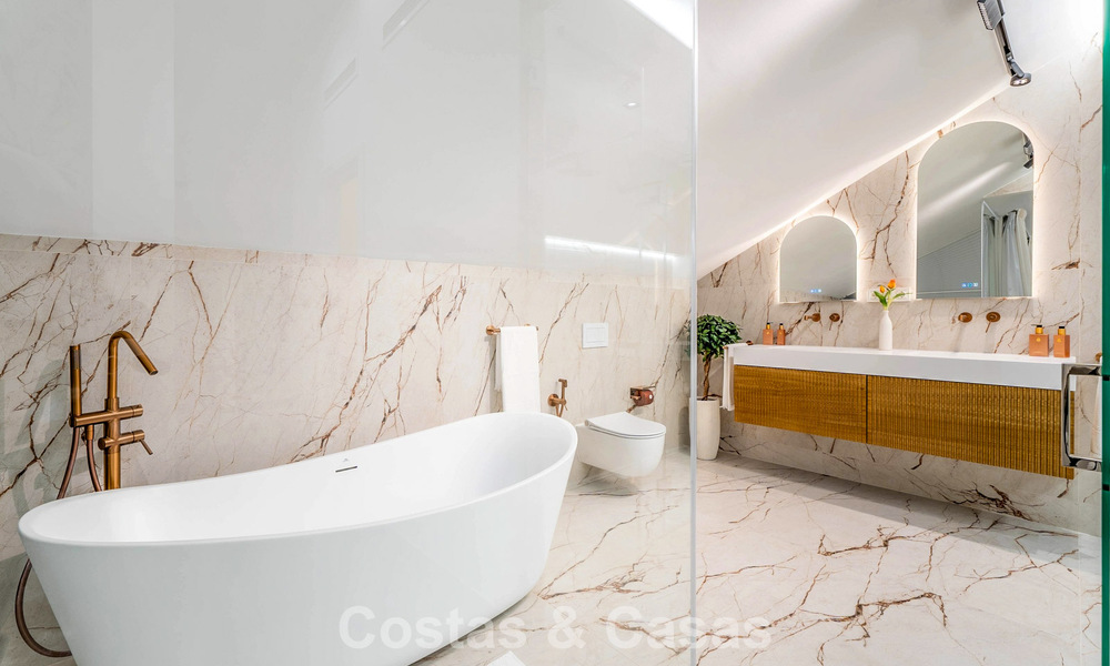 Precioso ático doble con vistas al mar en venta a poca distancia de Puerto Banús, Marbella 774901