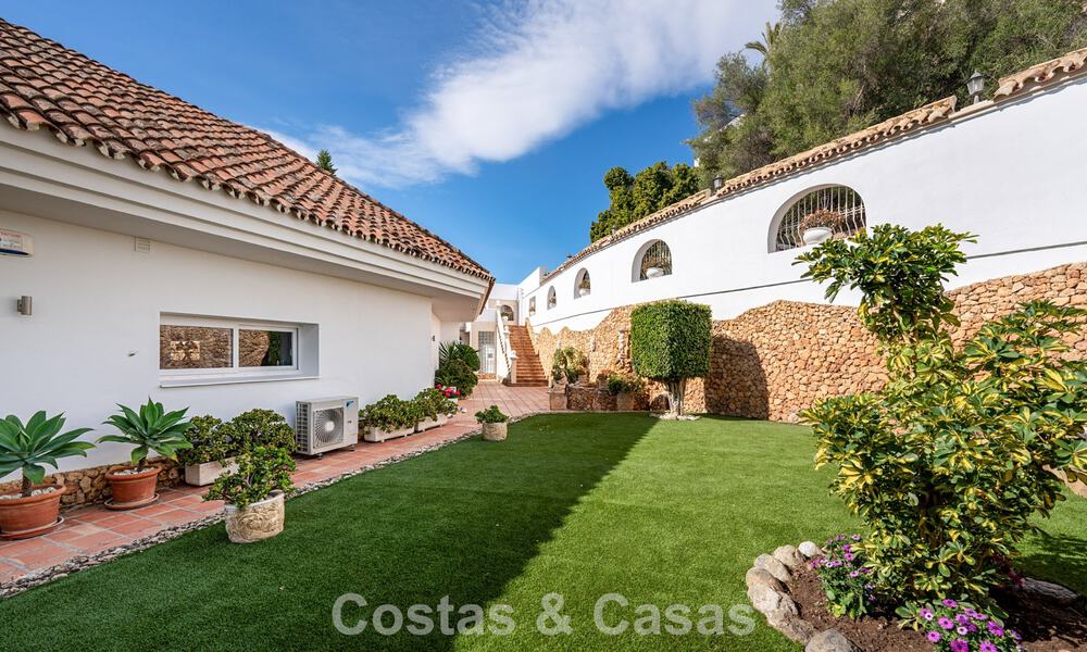 Villa clásica mediterránea en venta con vistas panorámicas al mar en una exclusiva comunidad cerrada en Marbella - Benahavis 774913