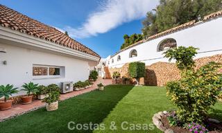 Villa clásica mediterránea en venta con vistas panorámicas al mar en una exclusiva comunidad cerrada en Marbella - Benahavis 774913 