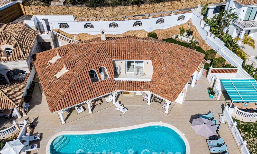 Villa clásica mediterránea en venta con vistas panorámicas al mar en una exclusiva comunidad cerrada en Marbella - Benahavis 774914