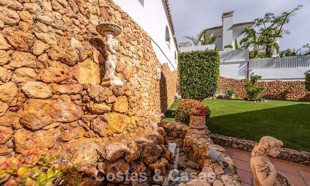Villa clásica mediterránea en venta con vistas panorámicas al mar en una exclusiva comunidad cerrada en Marbella - Benahavis 774915