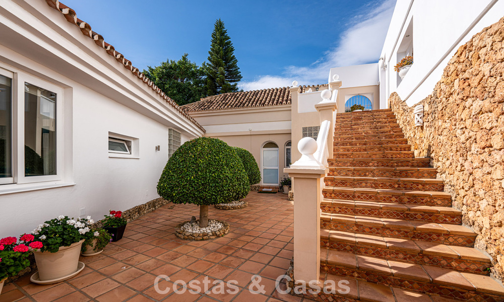 Villa clásica mediterránea en venta con vistas panorámicas al mar en una exclusiva comunidad cerrada en Marbella - Benahavis 774916