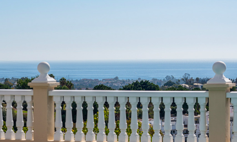 Villa clásica mediterránea en venta con vistas panorámicas al mar en una exclusiva comunidad cerrada en Marbella - Benahavis 774917