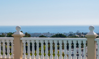 Villa clásica mediterránea en venta con vistas panorámicas al mar en una exclusiva comunidad cerrada en Marbella - Benahavis 774917 