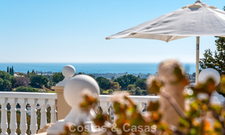 Villa clásica mediterránea en venta con vistas panorámicas al mar en una exclusiva comunidad cerrada en Marbella - Benahavis 774920 