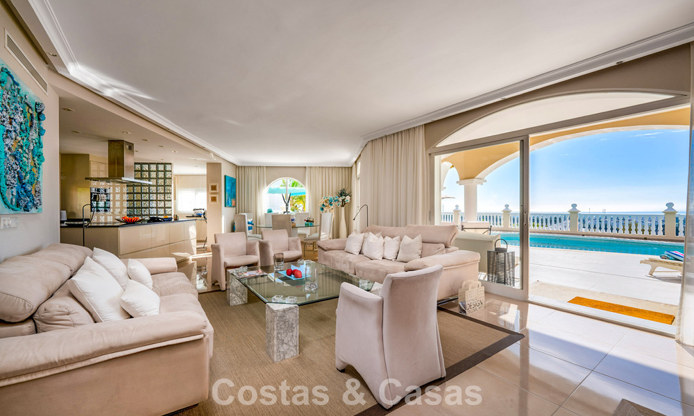 Villa clásica mediterránea en venta con vistas panorámicas al mar en una exclusiva comunidad cerrada en Marbella - Benahavis 774921