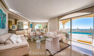 Villa clásica mediterránea en venta con vistas panorámicas al mar en una exclusiva comunidad cerrada en Marbella - Benahavis 774921 