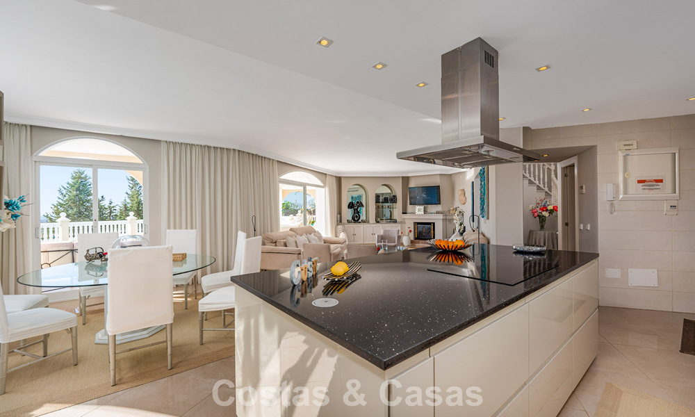 Villa clásica mediterránea en venta con vistas panorámicas al mar en una exclusiva comunidad cerrada en Marbella - Benahavis 774922