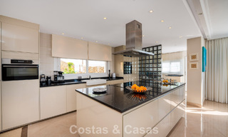 Villa clásica mediterránea en venta con vistas panorámicas al mar en una exclusiva comunidad cerrada en Marbella - Benahavis 774923 