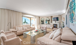 Villa clásica mediterránea en venta con vistas panorámicas al mar en una exclusiva comunidad cerrada en Marbella - Benahavis 774924 