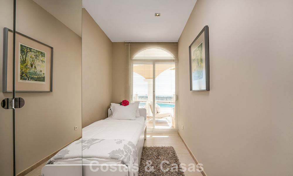Villa clásica mediterránea en venta con vistas panorámicas al mar en una exclusiva comunidad cerrada en Marbella - Benahavis 774926