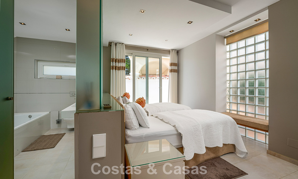Villa clásica mediterránea en venta con vistas panorámicas al mar en una exclusiva comunidad cerrada en Marbella - Benahavis 774927