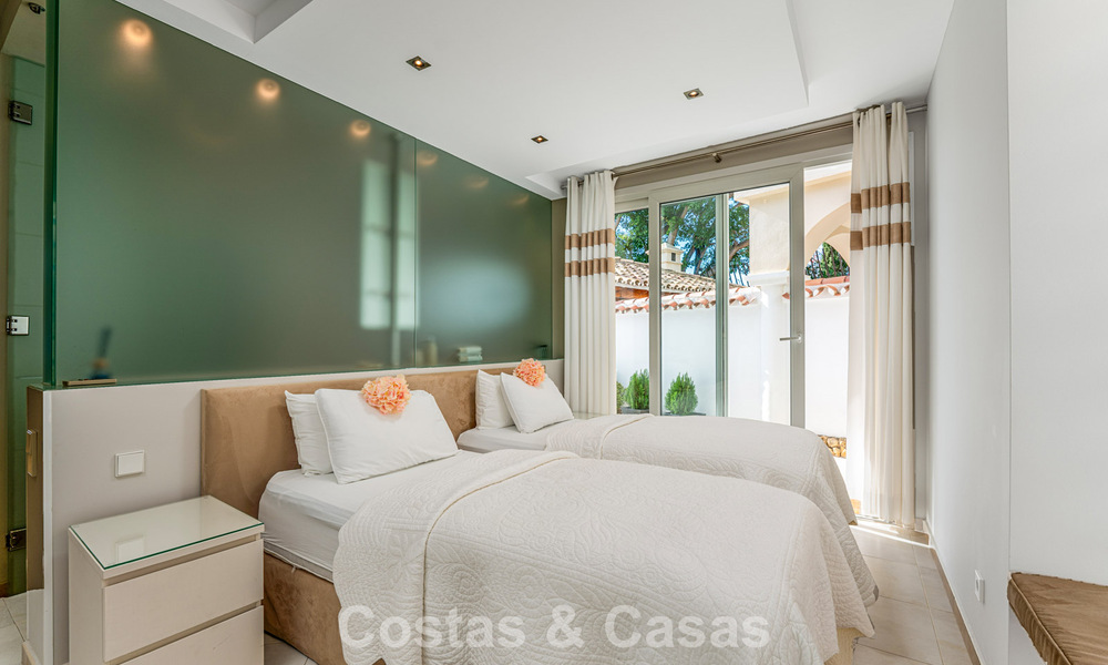 Villa clásica mediterránea en venta con vistas panorámicas al mar en una exclusiva comunidad cerrada en Marbella - Benahavis 774928