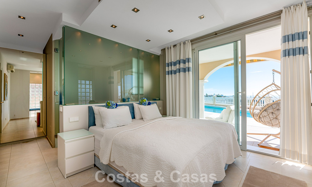 Villa clásica mediterránea en venta con vistas panorámicas al mar en una exclusiva comunidad cerrada en Marbella - Benahavis 774929