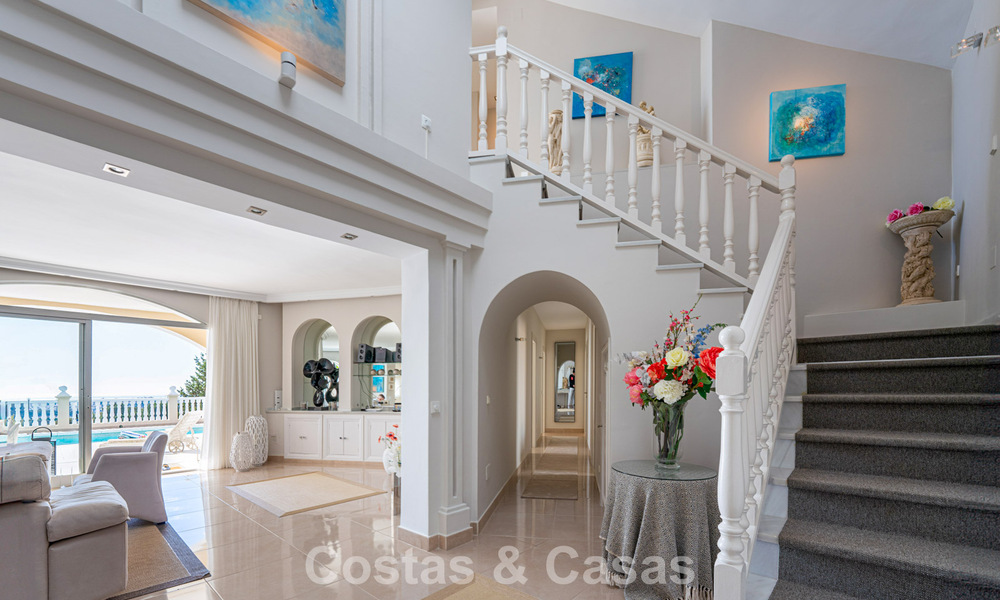 Villa clásica mediterránea en venta con vistas panorámicas al mar en una exclusiva comunidad cerrada en Marbella - Benahavis 774930