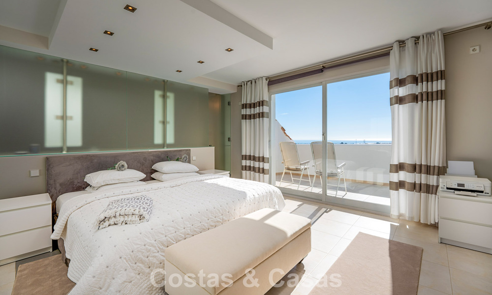 Villa clásica mediterránea en venta con vistas panorámicas al mar en una exclusiva comunidad cerrada en Marbella - Benahavis 774931
