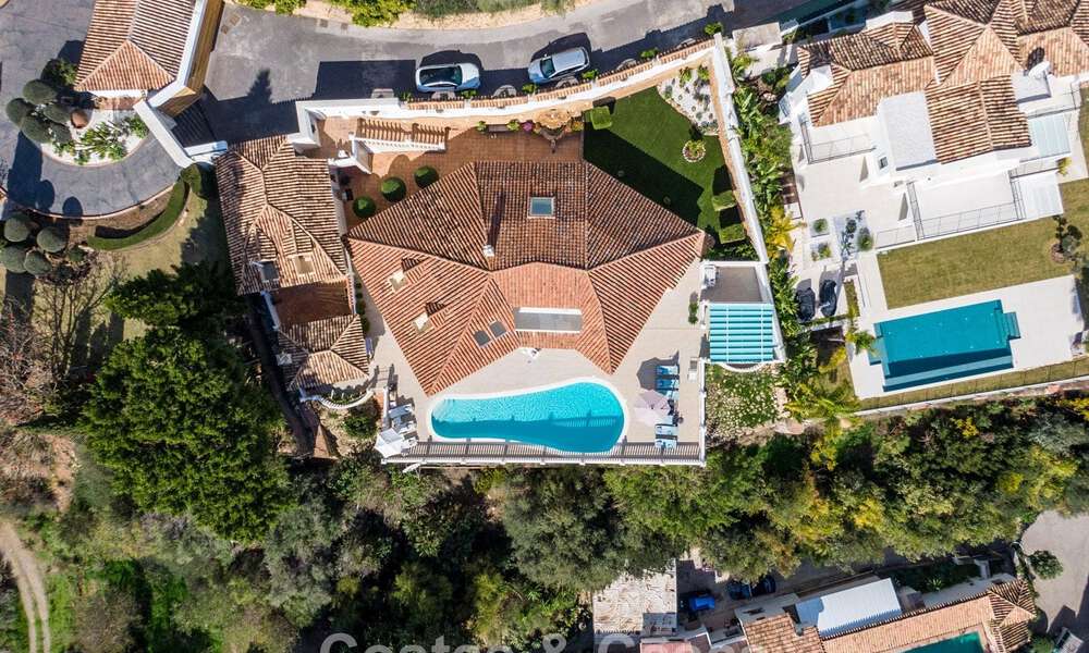 Villa clásica mediterránea en venta con vistas panorámicas al mar en una exclusiva comunidad cerrada en Marbella - Benahavis 774932