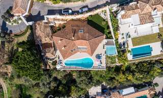 Villa clásica mediterránea en venta con vistas panorámicas al mar en una exclusiva comunidad cerrada en Marbella - Benahavis 774932 