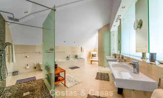 Villa clásica mediterránea en venta con vistas panorámicas al mar en una exclusiva comunidad cerrada en Marbella - Benahavis 774933 
