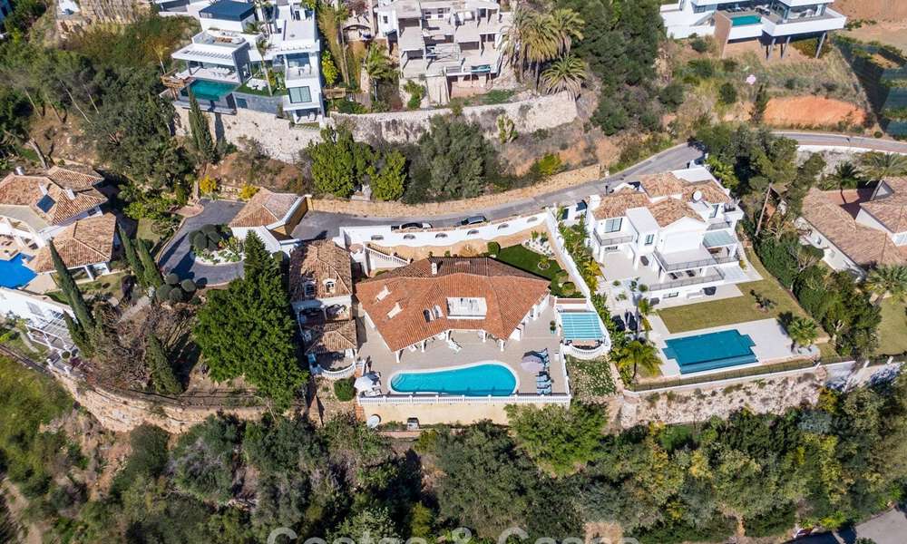 Villa clásica mediterránea en venta con vistas panorámicas al mar en una exclusiva comunidad cerrada en Marbella - Benahavis 774934