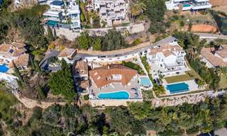 Villa clásica mediterránea en venta con vistas panorámicas al mar en una exclusiva comunidad cerrada en Marbella - Benahavis 774934 