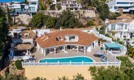 Villa clásica mediterránea en venta con vistas panorámicas al mar en una exclusiva comunidad cerrada en Marbella - Benahavis 774935