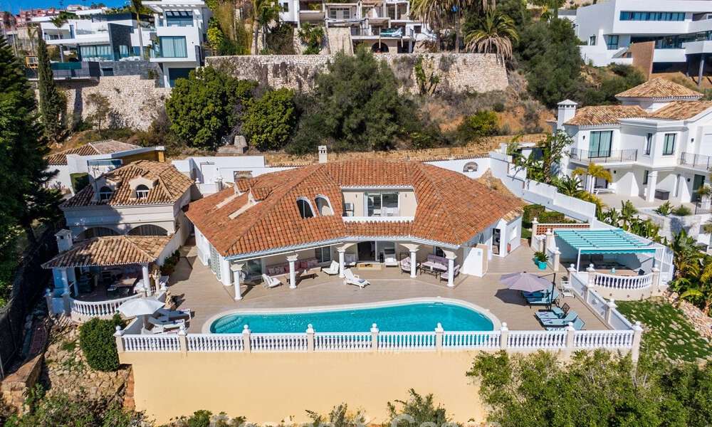 Villa clásica mediterránea en venta con vistas panorámicas al mar en una exclusiva comunidad cerrada en Marbella - Benahavis 774935