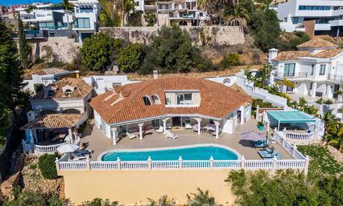 Villa clásica mediterránea en venta con vistas panorámicas al mar en una exclusiva comunidad cerrada en Marbella - Benahavis 774935