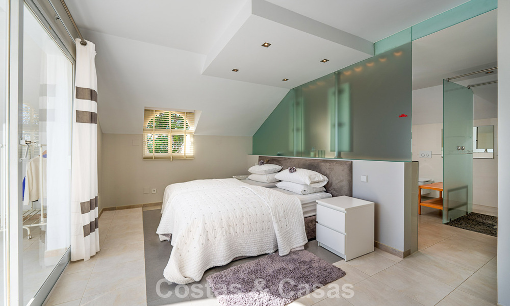 Villa clásica mediterránea en venta con vistas panorámicas al mar en una exclusiva comunidad cerrada en Marbella - Benahavis 774937