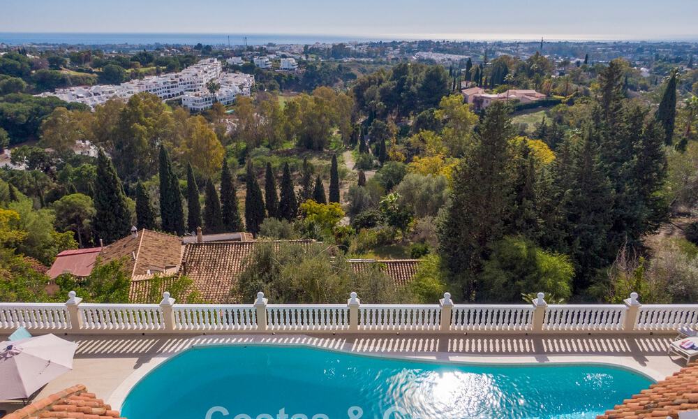 Villa clásica mediterránea en venta con vistas panorámicas al mar en una exclusiva comunidad cerrada en Marbella - Benahavis 774939