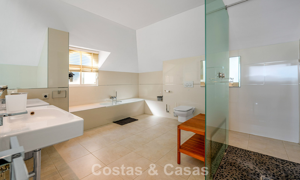 Villa clásica mediterránea en venta con vistas panorámicas al mar en una exclusiva comunidad cerrada en Marbella - Benahavis 774940