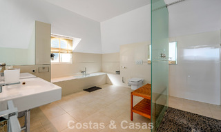 Villa clásica mediterránea en venta con vistas panorámicas al mar en una exclusiva comunidad cerrada en Marbella - Benahavis 774940 