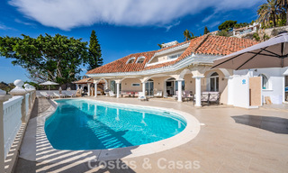 Villa clásica mediterránea en venta con vistas panorámicas al mar en una exclusiva comunidad cerrada en Marbella - Benahavis 774941 
