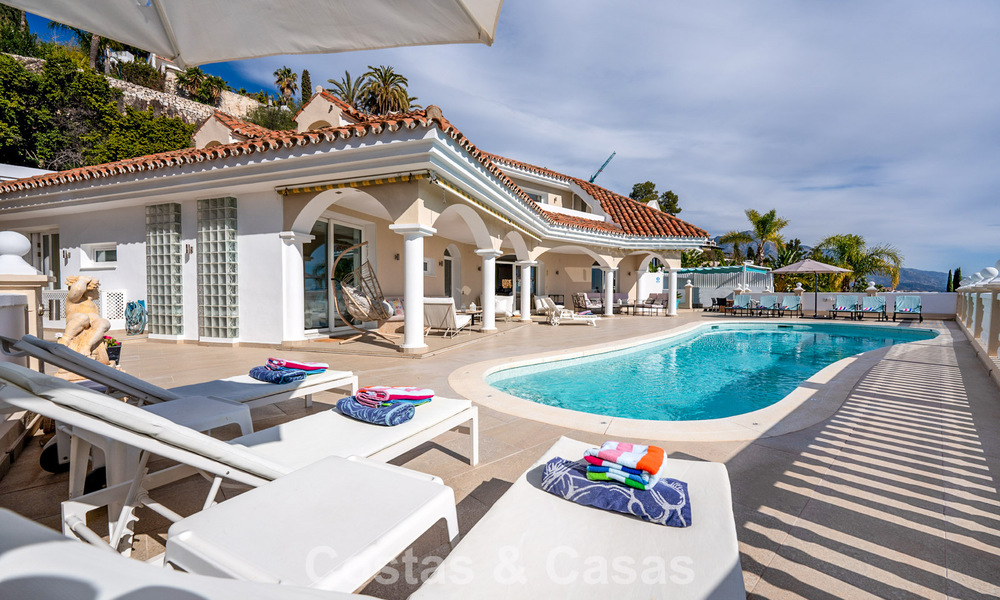 Villa clásica mediterránea en venta con vistas panorámicas al mar en una exclusiva comunidad cerrada en Marbella - Benahavis 774942