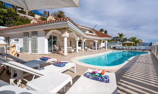 Villa clásica mediterránea en venta con vistas panorámicas al mar en una exclusiva comunidad cerrada en Marbella - Benahavis 774942 