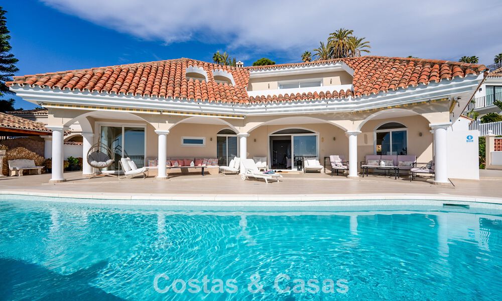 Villa clásica mediterránea en venta con vistas panorámicas al mar en una exclusiva comunidad cerrada en Marbella - Benahavis 774943