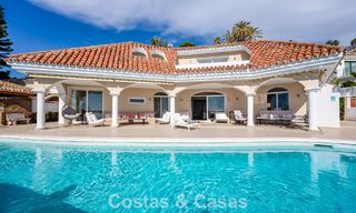 Villa clásica mediterránea en venta con vistas panorámicas al mar en una exclusiva comunidad cerrada en Marbella - Benahavis 774943 