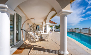 Villa clásica mediterránea en venta con vistas panorámicas al mar en una exclusiva comunidad cerrada en Marbella - Benahavis 774945 