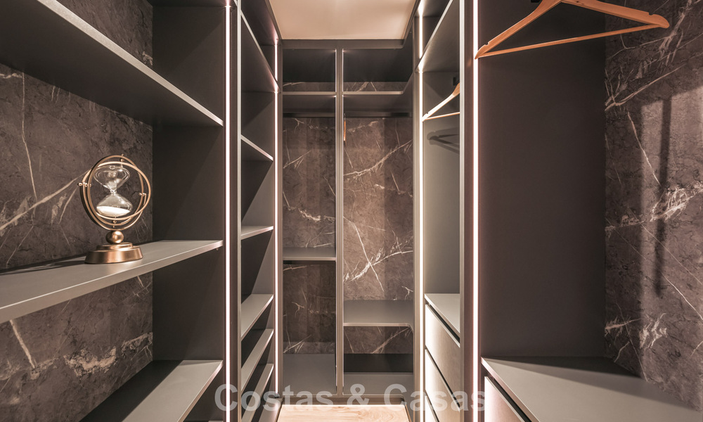 Casa adosada de lujo renovada con vistas al mar en venta, en una zona residencial cerrada en la Milla de Oro de Marbella 774965