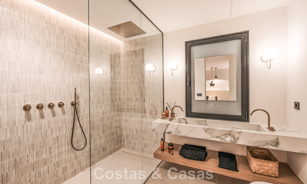 Casa adosada de lujo renovada con vistas al mar en venta, en una zona residencial cerrada en la Milla de Oro de Marbella 774966