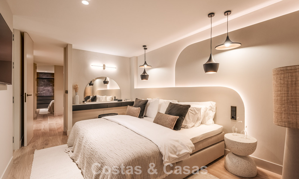 Casa adosada de lujo renovada con vistas al mar en venta, en una zona residencial cerrada en la Milla de Oro de Marbella 774967