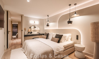 Casa adosada de lujo renovada con vistas al mar en venta, en una zona residencial cerrada en la Milla de Oro de Marbella 774967 