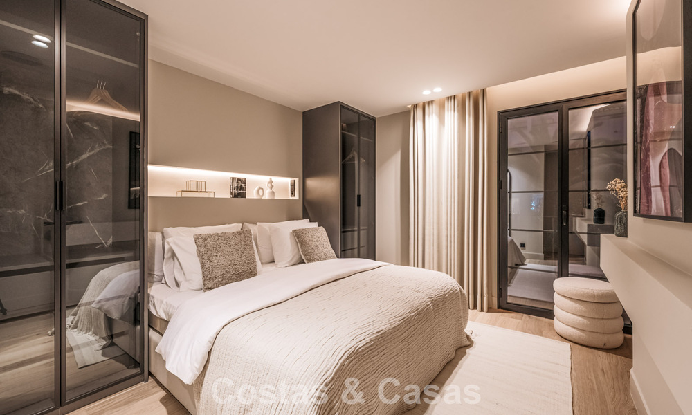 Casa adosada de lujo renovada con vistas al mar en venta, en una zona residencial cerrada en la Milla de Oro de Marbella 774968